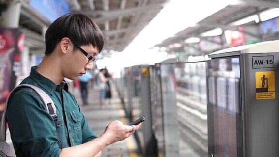 年轻人在地铁上使用智能手机