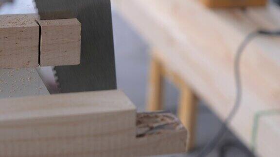 木匠用锯子切割木头