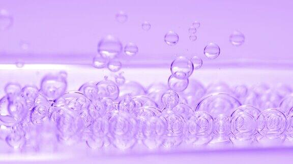 紫色透明气泡下沉到流体表面与另一个