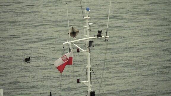 桅杆上飘扬的波兰国旗港口在雾中神秘的海湾背景里有水水的鸟4k版本2