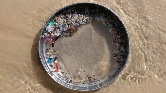 漂浮在海面上的微型塑料