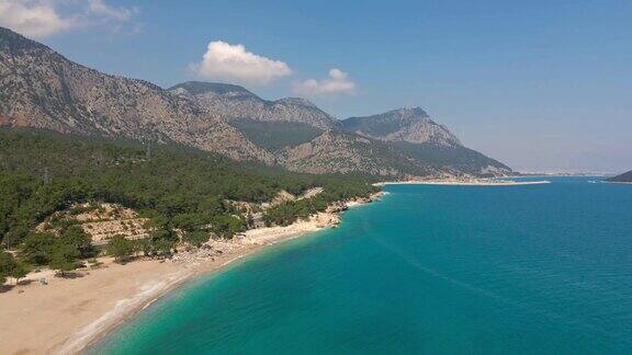 土耳其安塔利亚海湾的空旷海滩地中海的沙滩和清澈的绿松石海水土耳其的性质空中射击