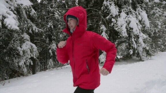 在白雪覆盖的森林里奔跑的女人