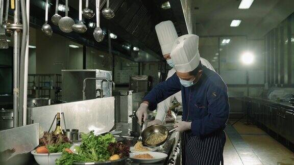 厨师团队准备食物主管在酒店餐厅的厨房检查菜肴食物和丁克概念