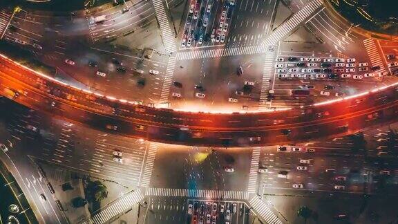 延时无人机视角下的城市街道十字路口在晚上