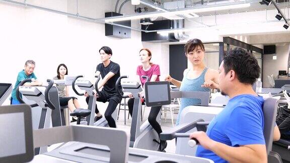 人们在健身房锻炼