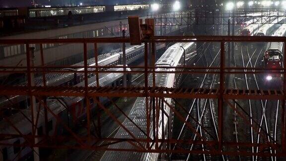 火车夜间在铁路枢纽的行驶