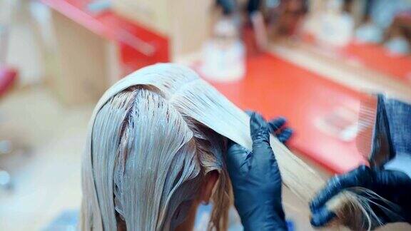 一个黑发女人在美容院染发