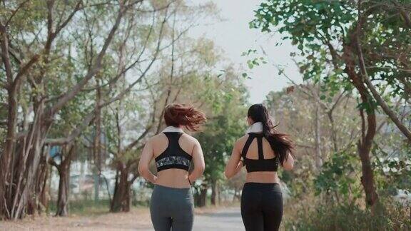 两个女人在早上跑步