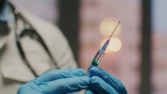 医生手里拿着一个注射疫苗的注射器