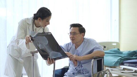 医生在病房给病人看片子说明病情