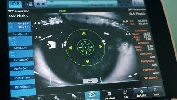 医生工作与医疗监视器与眼睛