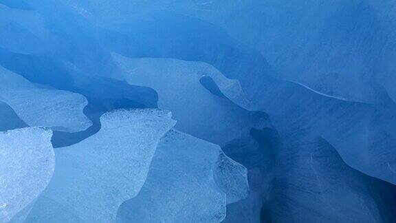 在蓝色的冰川挪威的冰洞
