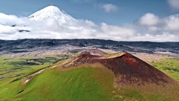 火山空中拍摄的绿色和黑色山丘