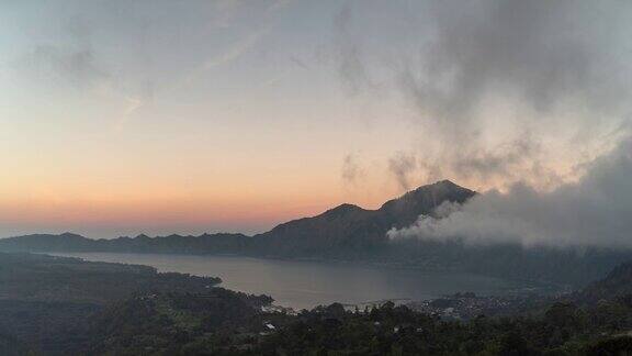 巴图尔火山和金塔马尼湖的景观巴厘岛印度尼西亚-早晨日出时间的流逝