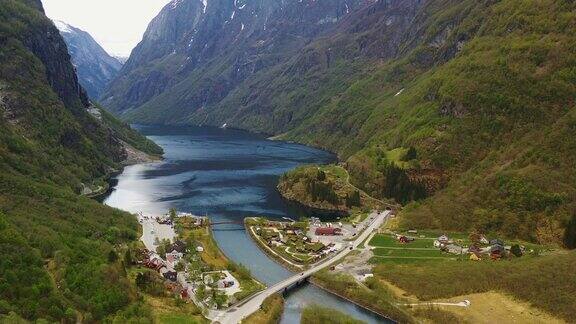 鸟瞰图的道路和城镇在田园诗般的山谷与峡湾的看法在挪威
