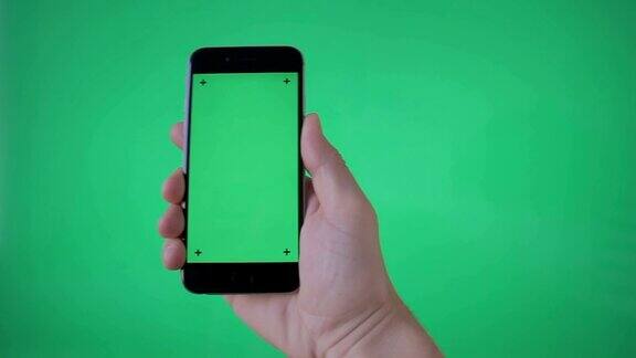 手持智能手机(肖像)在绿色屏幕BG