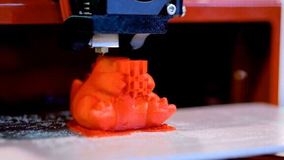 在自动3d打印机上打印塑料模型的过程