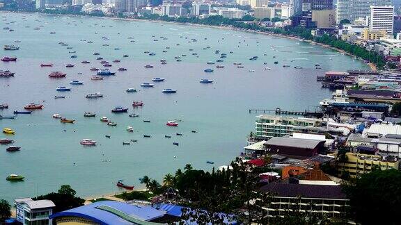 在泰国芭堤雅许多运输船载着游客