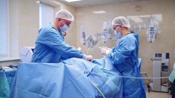 手术室内医生正在准备给患者做做手术