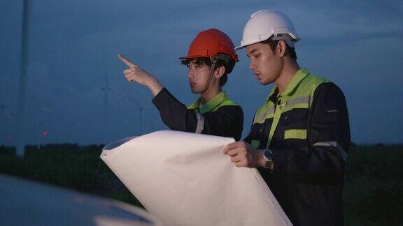 两名技术人员到风机现场进行检修检查条件和风机图纸