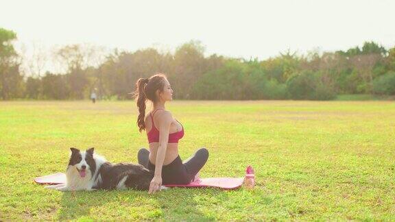 女孩和狗一起练习瑜伽