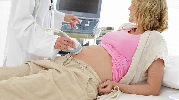 正在做超声波扫描的金发孕妇