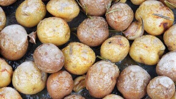 向煮熟的土豆喷洒植物油