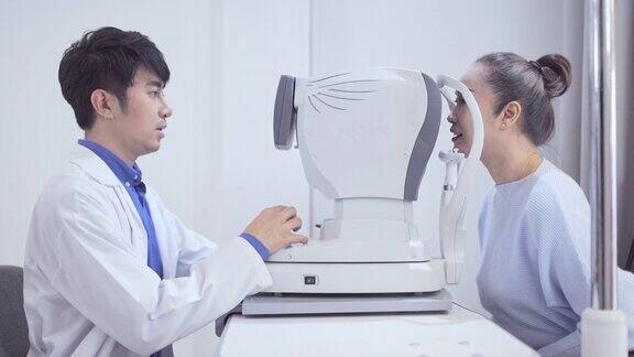 在眼科医生的办公室进行视力检查