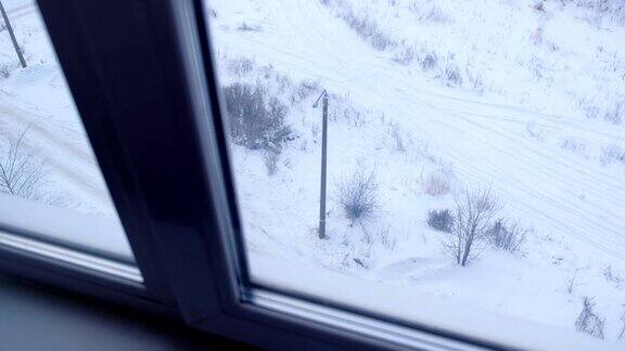 冬天从高楼大厦的窗户望向街道