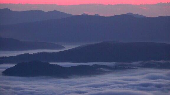黎明时分山上有一片云海