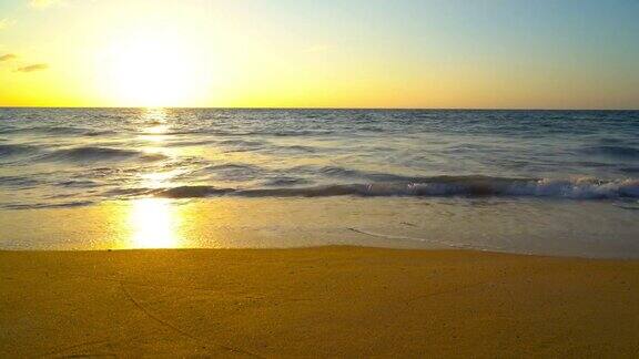 美丽的日落和海滩上的大海