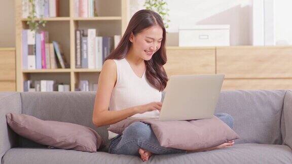企业家美丽的商业亚洲年轻女性工作与笔记本电脑和庆祝在家里与她的工作成功愉快和幸福小型企业创业