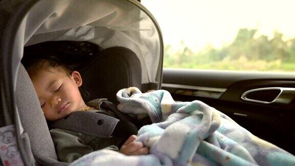 亚洲可爱的新生婴儿睡在现代汽车座椅
