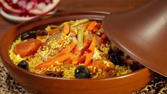 摩洛哥菜用羊肉和茄子做成的传统菜肴中东的文化羊肉蒸粗麦粉特写美味的米饭自制的食物