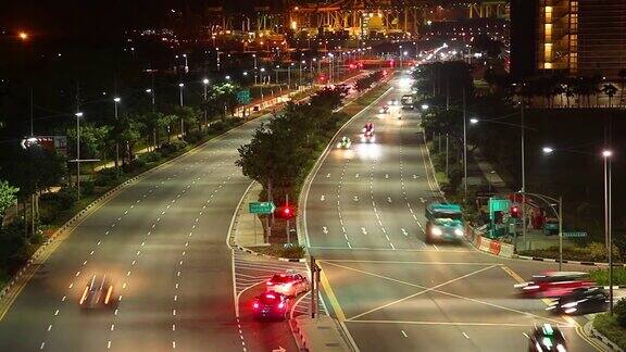 时光流逝:新加坡市中心宽阔街道上的汽车