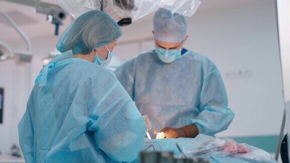 手术室里的外科手术给病人做手术的专业医生和护士手术