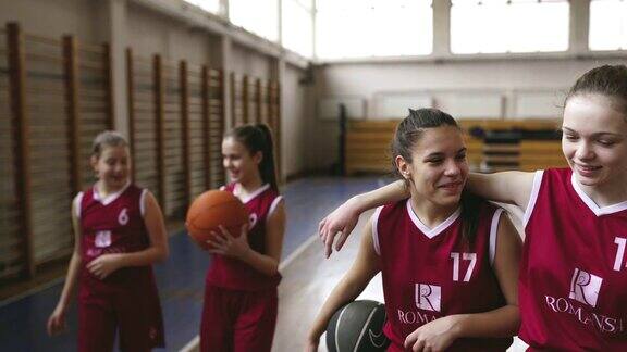 篮球训练后开朗的少女们