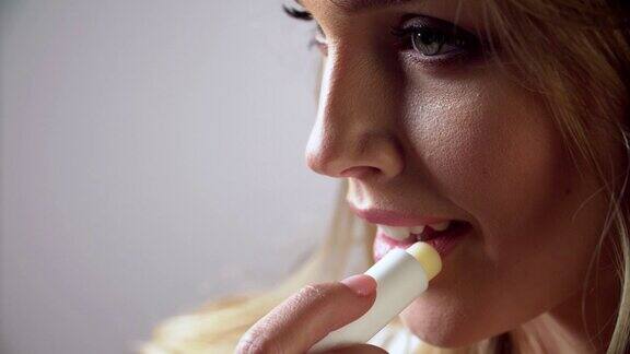 嘴唇护理女人使用保护唇膏特写