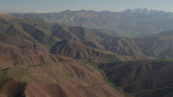 俯瞰阿富汗古尔的兴都库什山脉