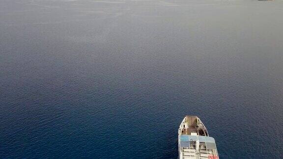 鸟瞰图后面的渡轮与汽车在地中海科斯塔希腊