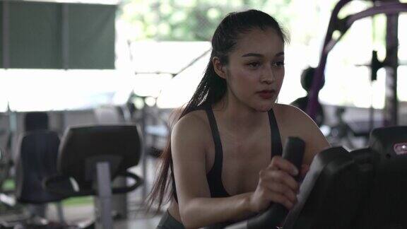 美丽的女性在健身房锻炼健康的动力概念