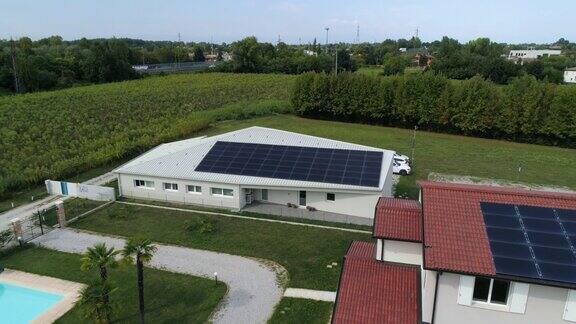 无人机拍摄的建筑屋顶上的太阳能电池板