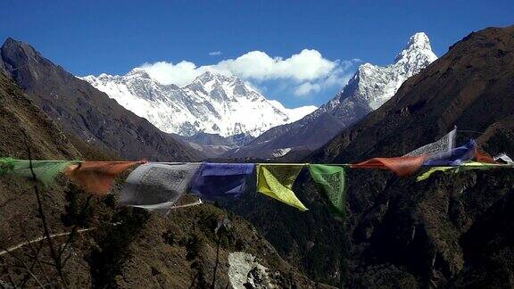 西藏的经幡在白雪皑皑的山顶上飘扬