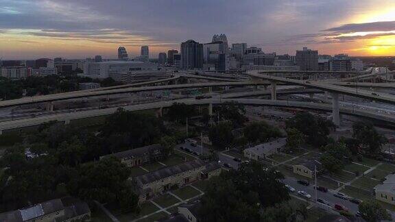 在清晨日出的时候奥兰多市中心从高速公路和多个立交桥上的宽阔的空中全景图