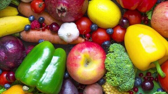 餐桌上有各种新鲜收获的水果、蔬菜和浆果健康饮食纯素和素食俯视图