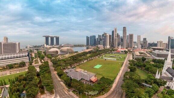 新加坡商务区城市高角度视图夜到天的时间流逝滨海湾新加坡4K时间流逝
