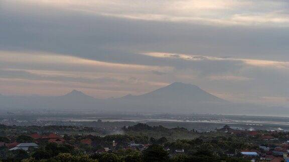 美丽的早晨时间流逝山巴图阿贡巴厘岛印度尼西亚