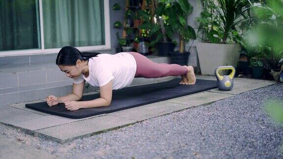 女人在垫子上锻炼
