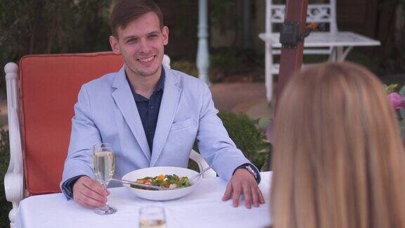 一个男人在餐厅向女朋友求婚